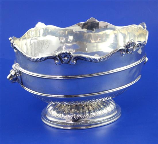 An Edwardian silver oval two handled rose bowl by Goldsmiths & Silversmiths Co Ltd, 21.5 oz.